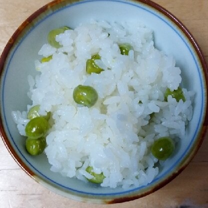 豆をいっぱいもらったので豆ご飯に挑戦中です。綺麗に炊き上がりました！